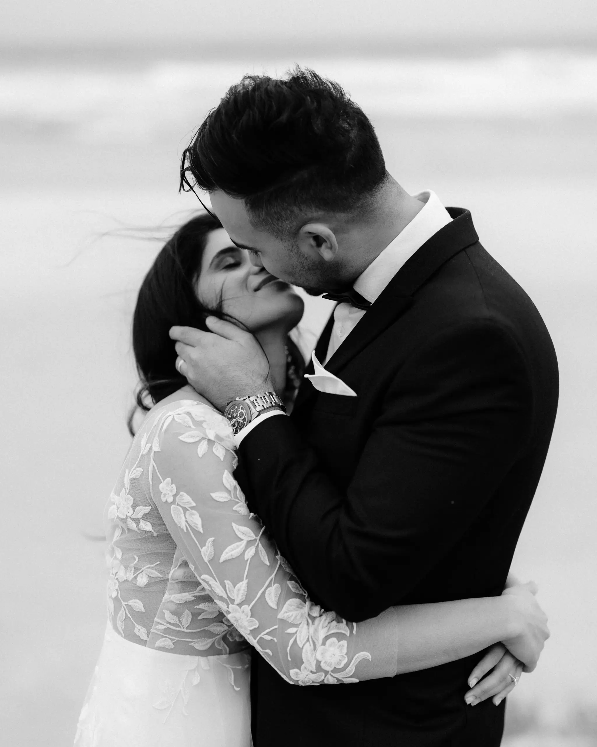A kiss in lace sleeves, in black and white