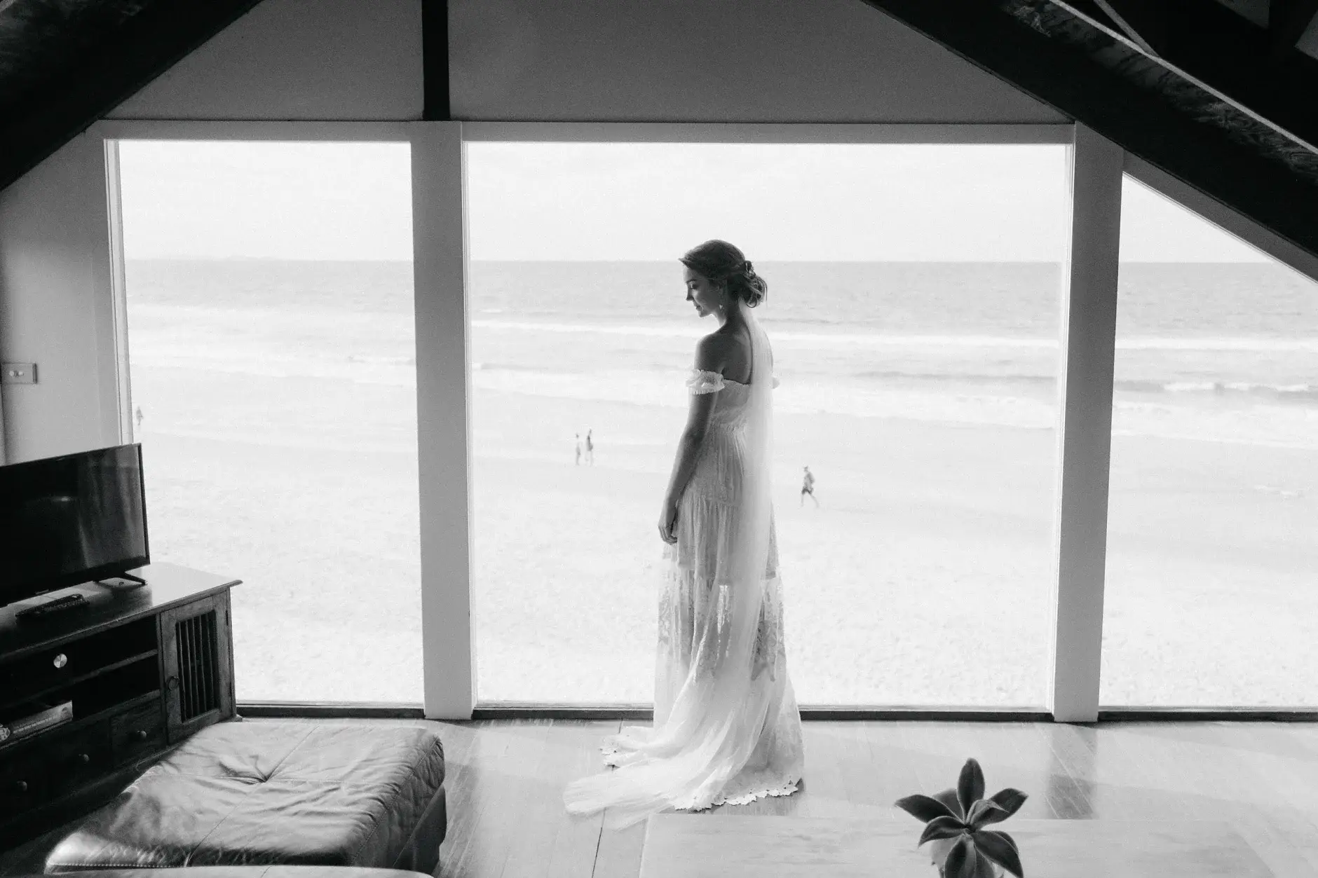 Cassie’s mother holding her bouquet by the window, Belongil Beach