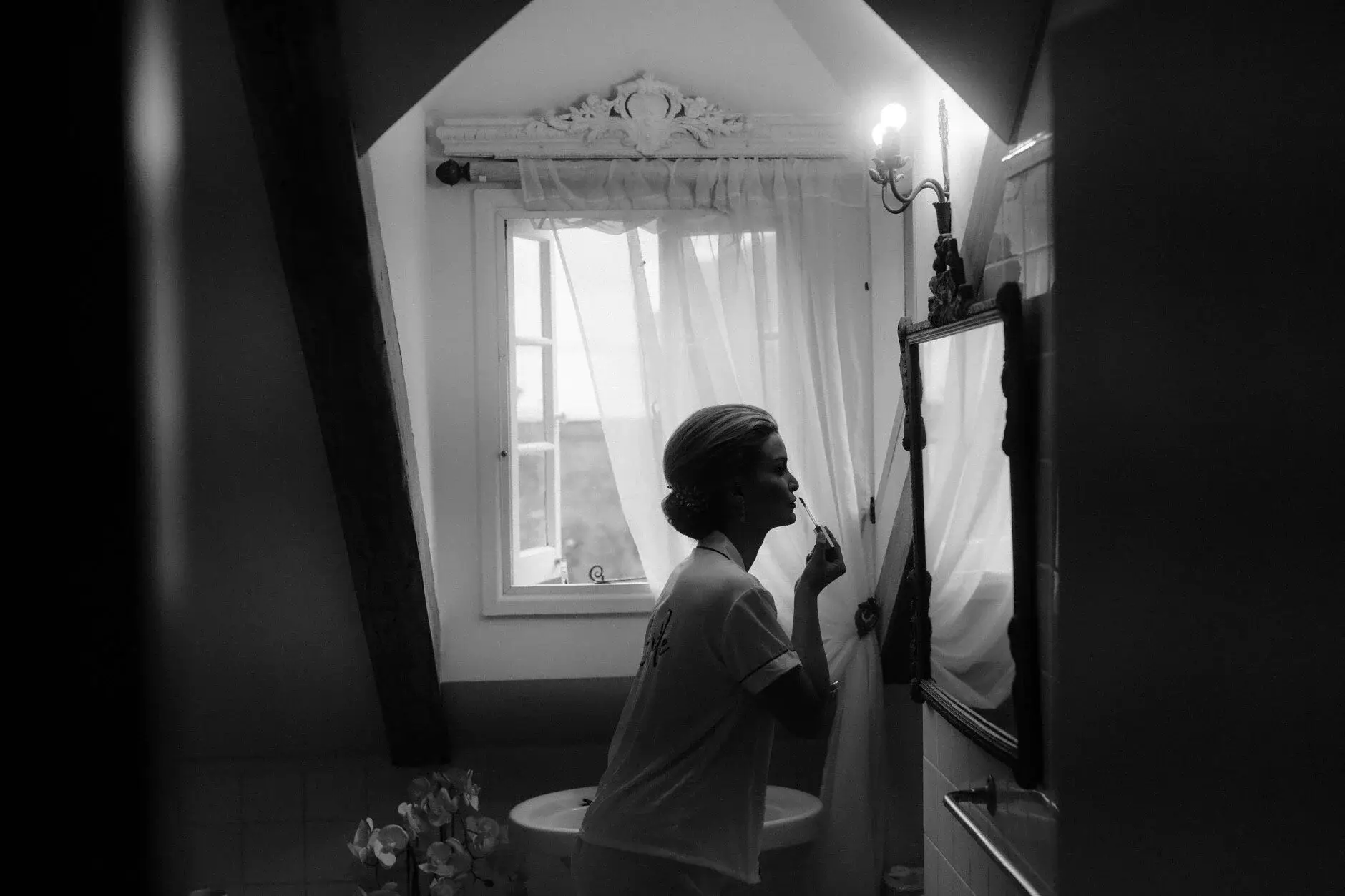 Maddie having her hair finished in the attic room, Deux Belettes
