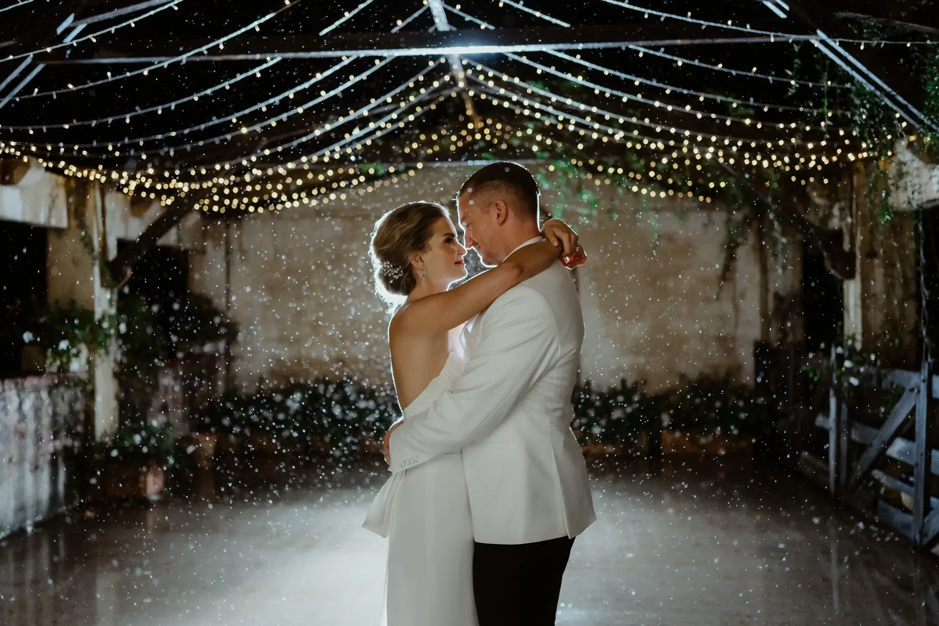 Maddie and John dancing together under the lights, Deux Belettes