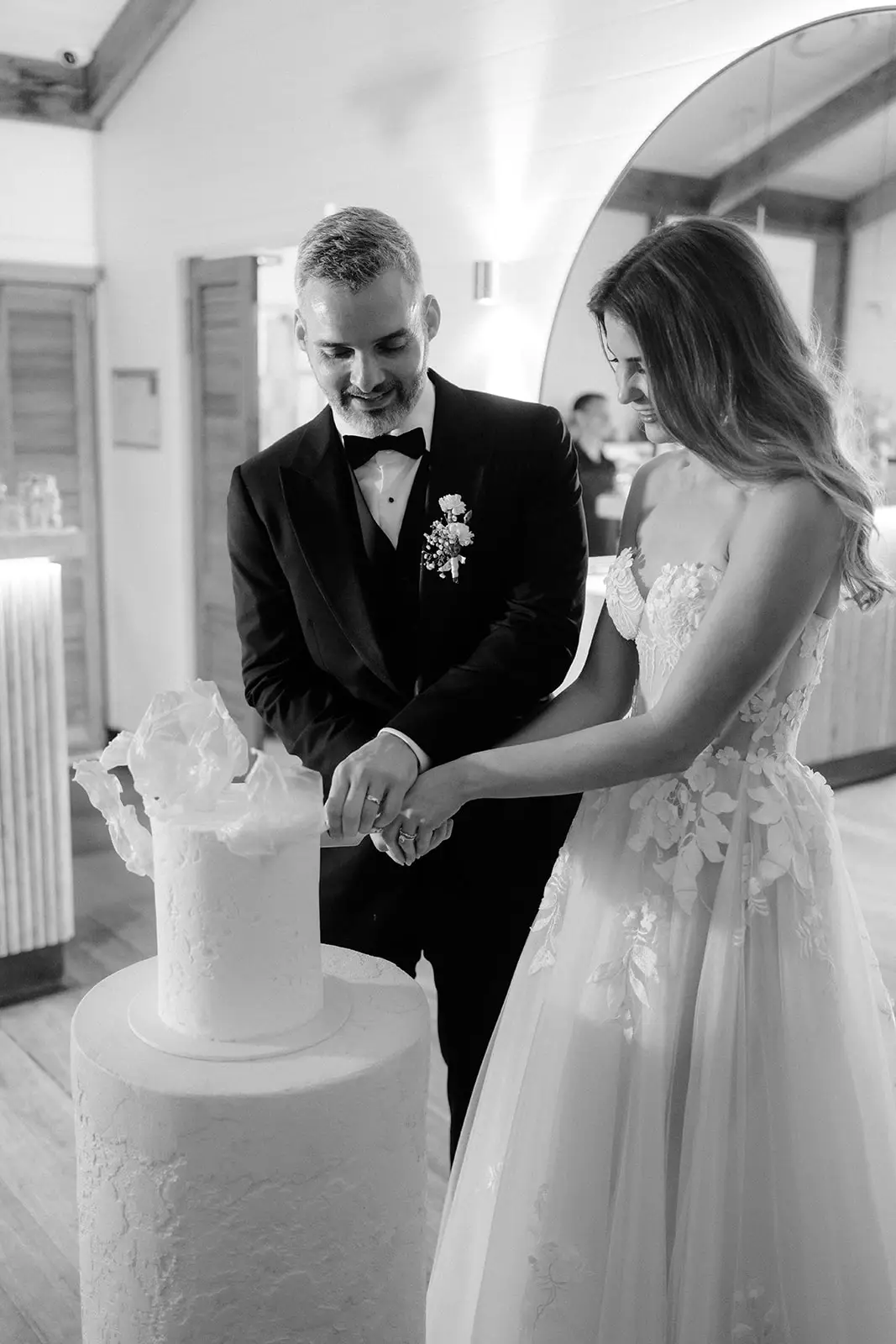 Cutting the wedding cake together, Byron Bay