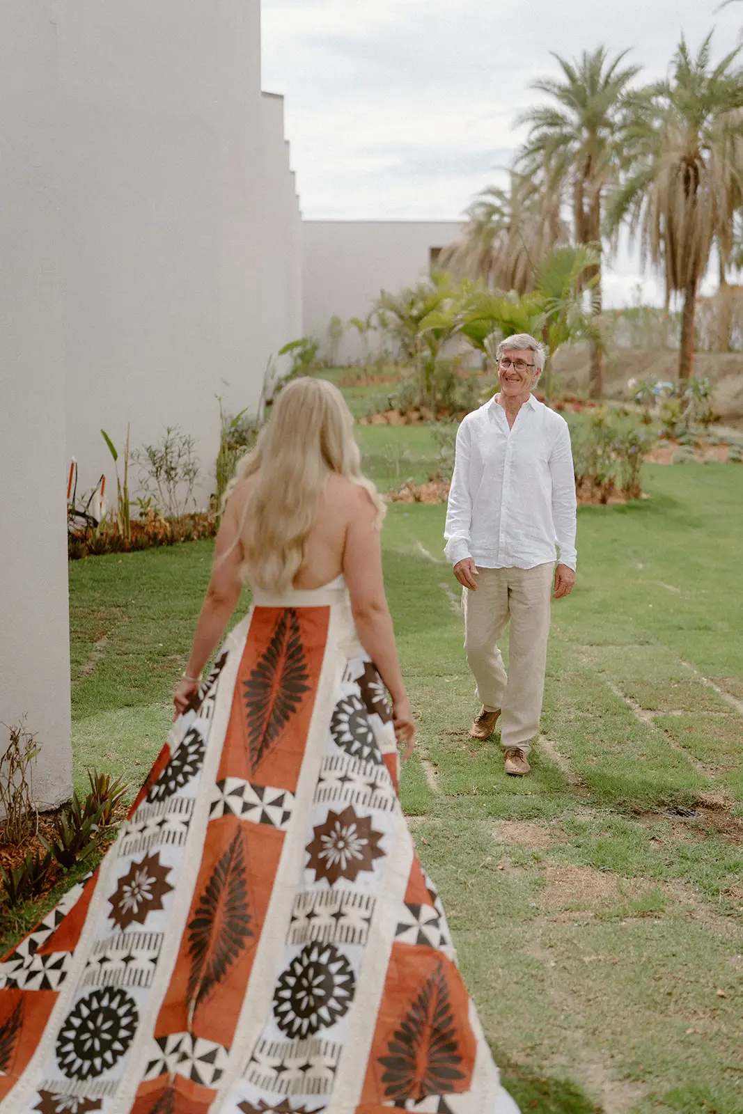 Brittany walking across the lawn to meet Viliame for their first look