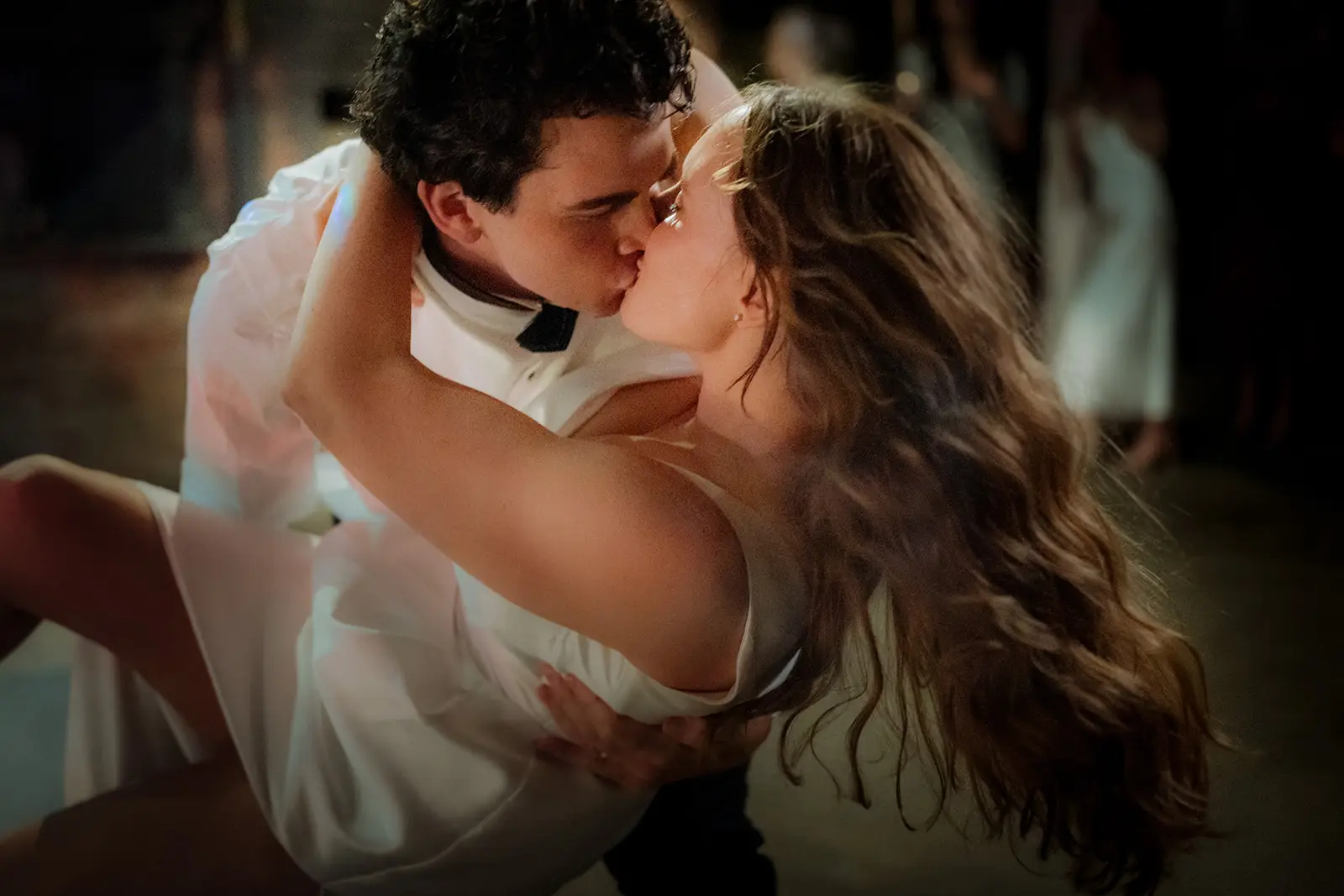 Tom and Nim kissing on the dance floor, Harvest Newrybar