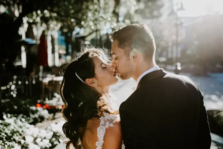 A kiss among the greenery, Riverside
