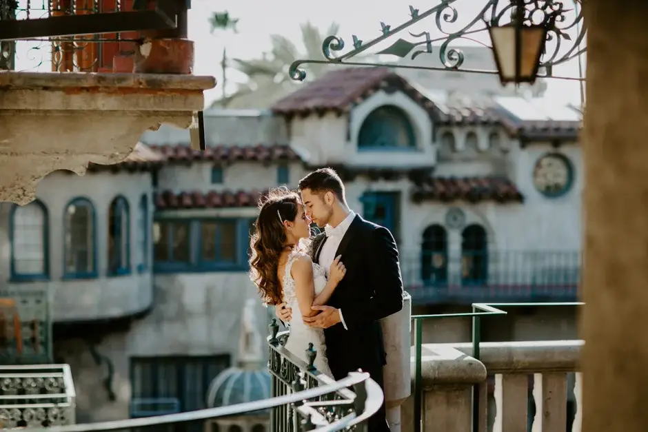 Aaron and Amanda kissing on the balcony above the courtyard