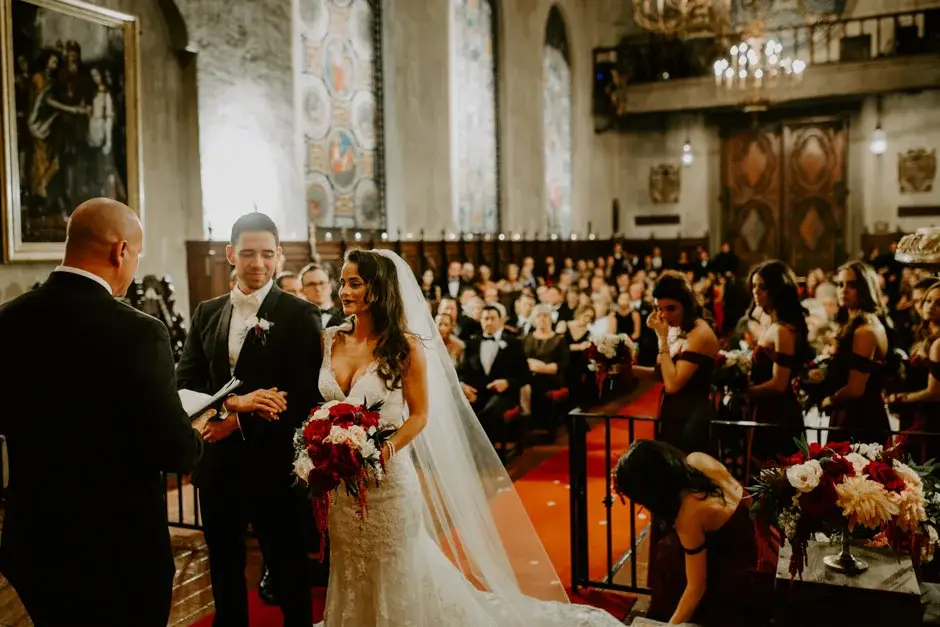 Aaron and Amanda at the altar with the guests behind, Riverside