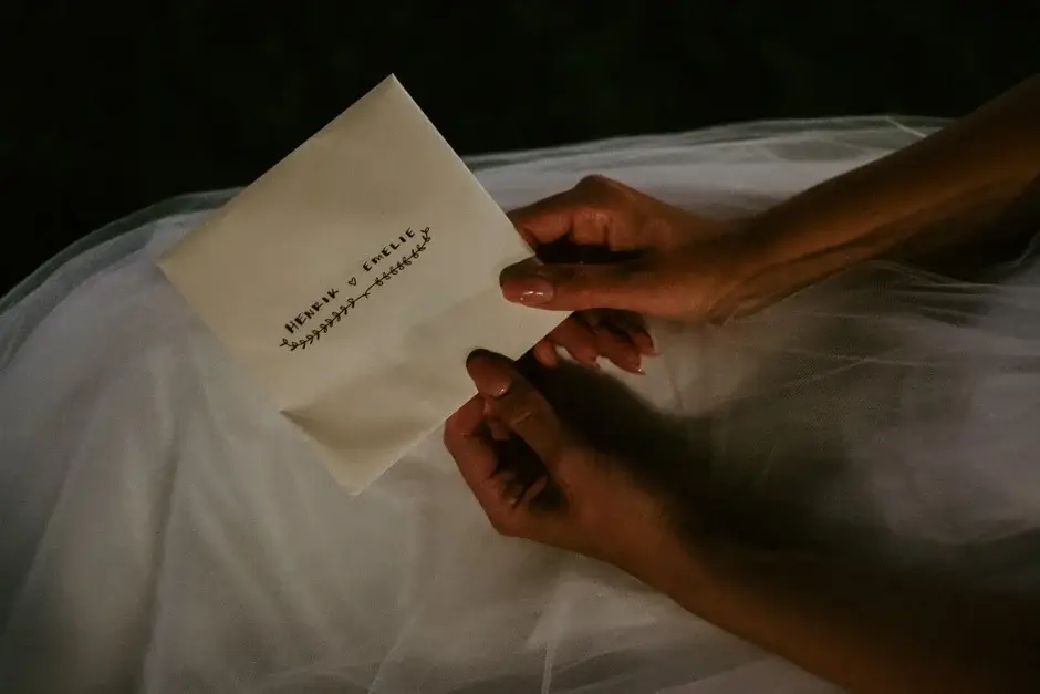 Emilie holding a handwritten note on the tulle of her veil, Ravello