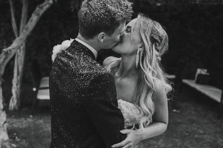 A kiss in the falling confetti, black and white, Ravello