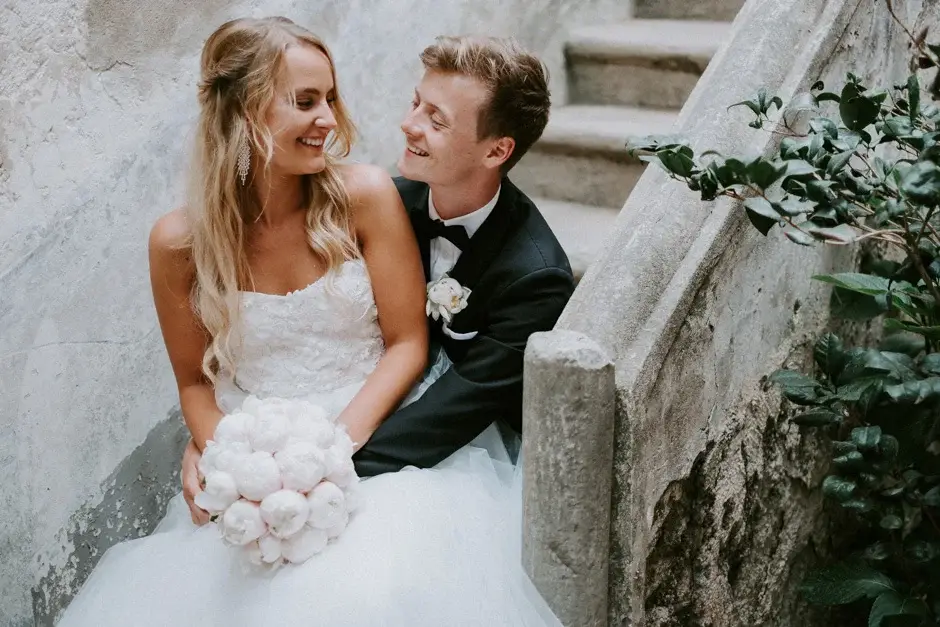 Emilie and Henrik on the stone stairs with her bouquet, Ravello